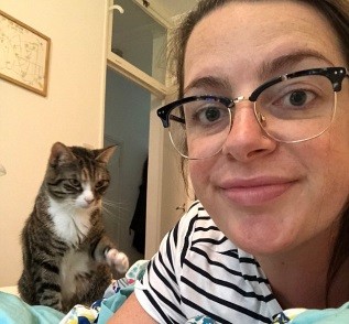 Беременная британка уселась на хама, не уступившего ей место