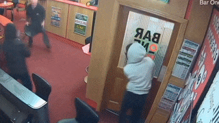 83-летний дед дал отпор грабителям букмекерской конторы, которые такого не ждали