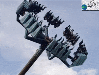 Посетители парка сняли, как карусель с людьми стала разваливаться на полном ходу