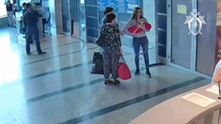 "Отдам ребёнка в хорошие руки". СК опубликовал видео, на котором омичка дарит ребенка женщине из Петербурга