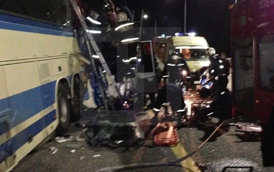 "Неоплан" на полном ходу врезался в стоящий на обочине микроавтобус