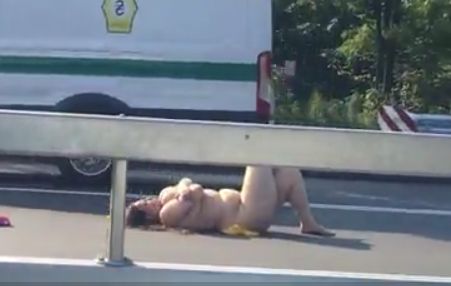 В поисках любви: На одной из трасс Киева обнаженная женщина бросалась на машины
