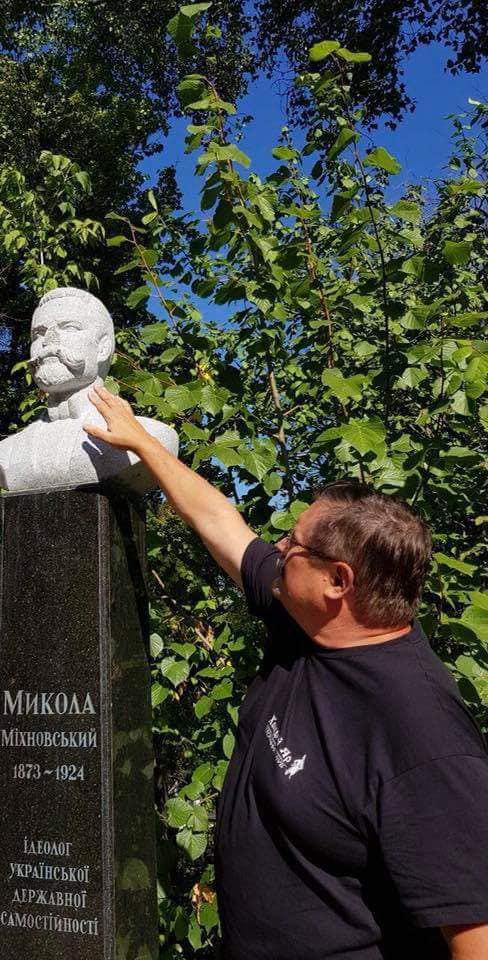 Памятник украинскому нацисту не простоял в Киеве и двух недель