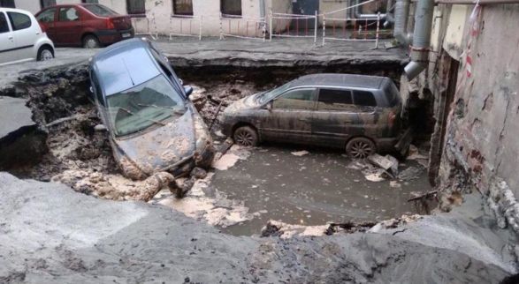 Два человека погибли при прорыве трубы с кипятком на Измайловском проспекте в Санкт-Петербурге