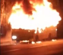 В Черновцах посреди улицы сгорела маршрутка