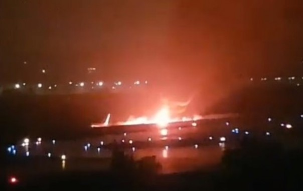 В Сочи самолет с пассажирами скатился в реку и загорелся