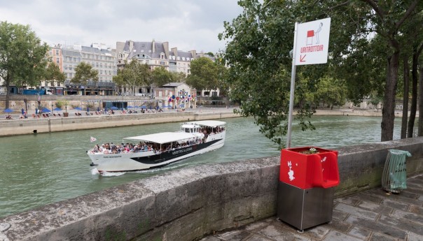 В Париже залили цементом уличные писсуары. Из-за них феминистки обвиняли мэрию в сексизме
