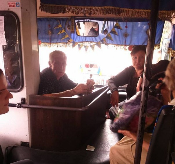 Под Киевом водителя маршрутки заставили целовать руки матери убитого "атошника"