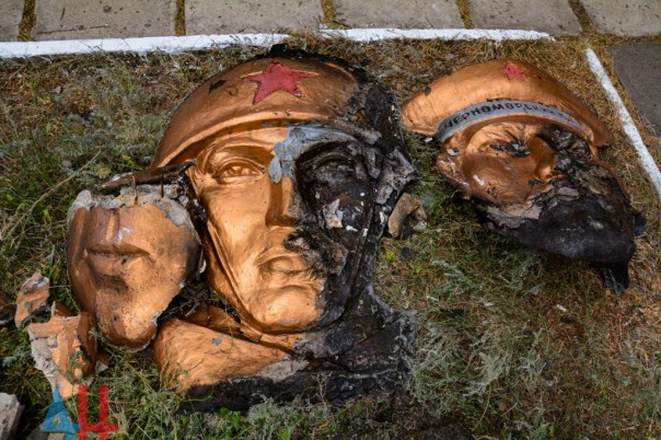 В Макеевке украинствующие подонки облили бензином и подожгли памятник погибшим на фронтах ВОВ шахтерам