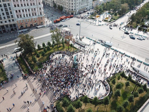 Митинги Навы в Москве провалились: малочисленные фрики уехали в автозаках