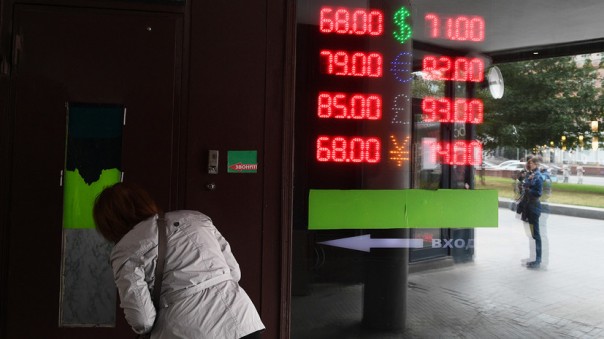 Рост по инерции: почему доллар и евро обновили максимумы с марта 2016 года