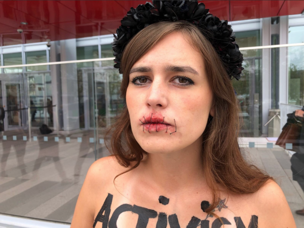 Зашили себе рты и разделись. Активистки Femen пришли на суд по делу Павленского