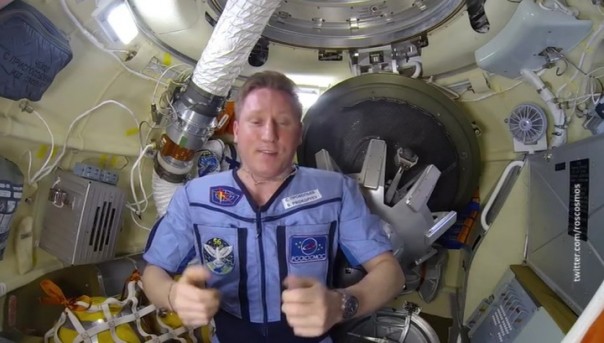 В обшивке "Союза", пристыкованного к МКС, обнаружены новые следы от дрели | Российские космонавты выйдут в открытый космос из-за дырки в «Союзе»