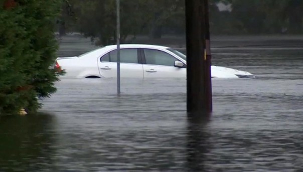 В США сообщили о первых жертвах урагана "Флоренс". Шторм оставил больше 900 тыс. человек без электричества