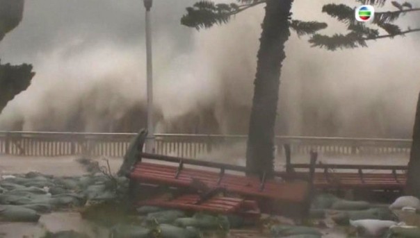 "Мангхут" разбушевался: Летающие грузовики, вырванные деревья, сгибает 50 тонный башенный кран