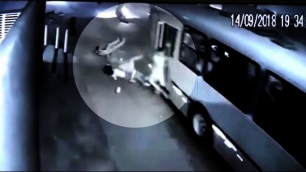 В Бразилии пассажиры на ходу выпрыгивали из автобуса спасаясь от ганстеров