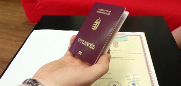 В Берегово украинцам под присягу и шампанское выдают венгерские паспорта