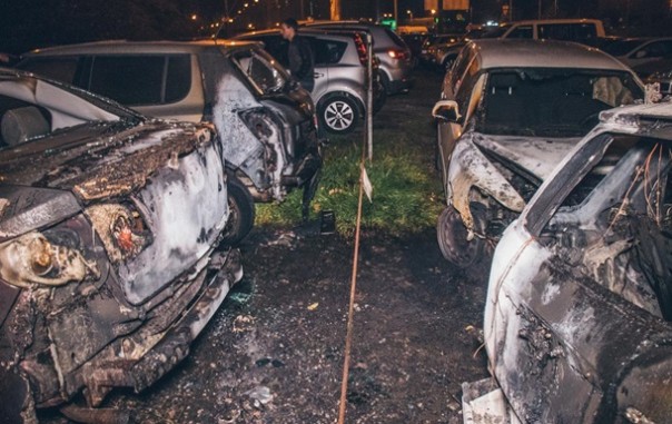 В Киеве на автостоянке сожгли шесть автомобилей