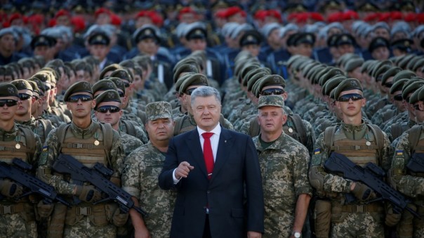 Порошенко: на восточном фланге НАТО украинцы сражаются за демократию, свободу и западные ценности