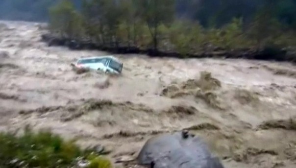 В Индии туристический автобус смыло со стоянки в реку