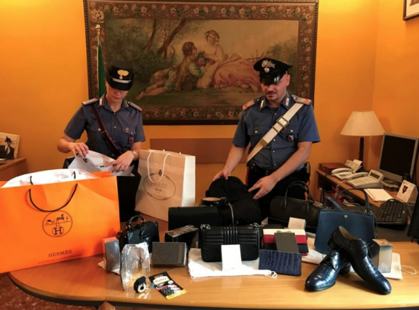 Со своим пакетом. В Италии поймали россиян, которые обнесли бутики на €60 тысяч