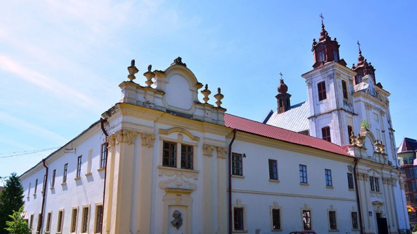 «Настоятеля вытолкали на улицу»: как «Правый сектор» захватил православный храм на западе Украины
