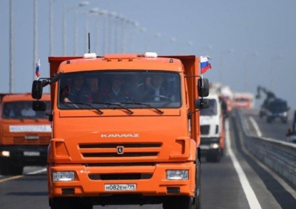 По расписанию: Открывается проезд грузовиков по Крымскому мосту