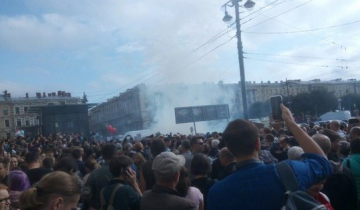 Дымовые шашки, бутылки и заточки: акции Навального были не о пенсиях