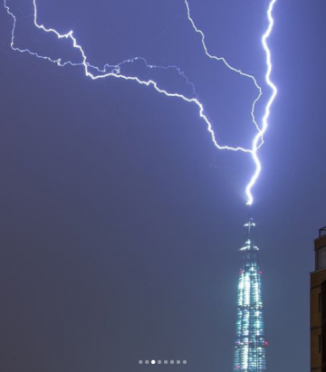Удар молнии в самое высокое здание Европы поразил пользователей Сети