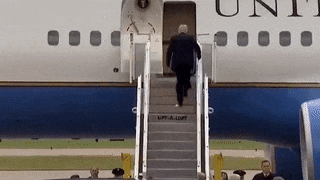 Трамп оконфузился из-за прилипшей к обуви бумаги