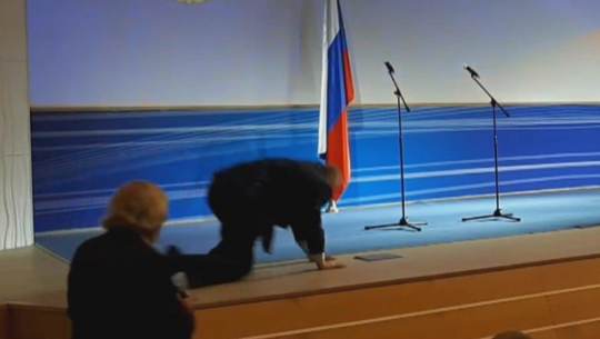 Появилось видео падения Жириновского на сцене во Владимирской области