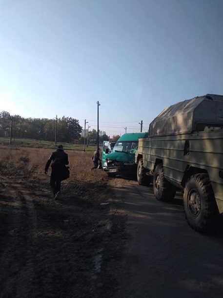 Под Днепропетровском БТР врезался в маршрутку