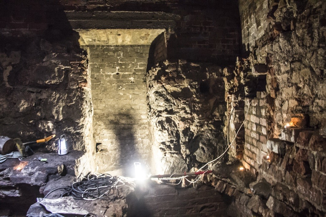 Археологические раскопки в выборге. Подземный город деринкую турция. Пивное подземелье. Выборг подземные ходы. Виварий (монастырь).