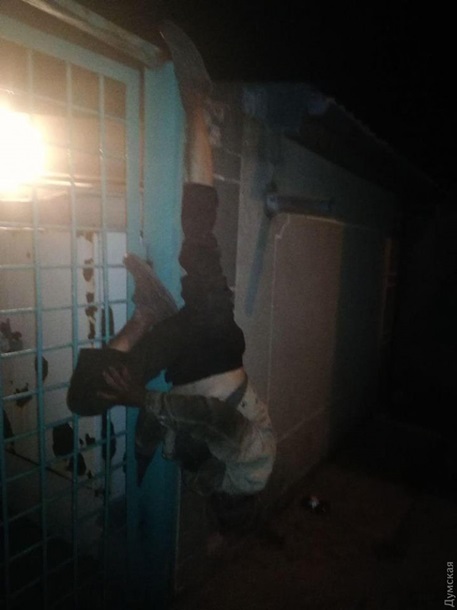 В Одессе вор застрял в заборе, убегая с места преступления