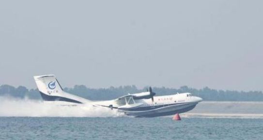 Крупнейший в мире самолёт-амфибия прошёл испытания на воде