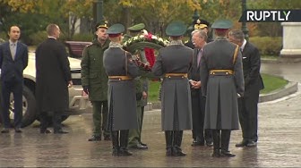 Джон Болтон возложил венки в Александровском саду