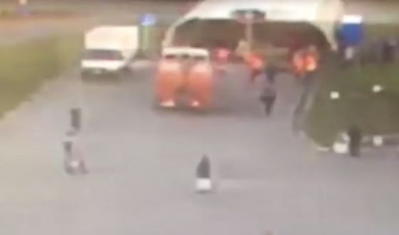 На видео попал момент провала КамАЗа под землю в Казани