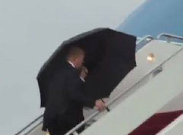 ''И у этого человека есть ядерная кнопка'': Трампа высмеяли за казус с зонтом