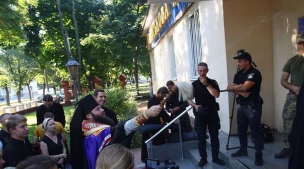 На Украине наградили курсантов одесской военной академии, не пустивших в храм священников УПЦ МП