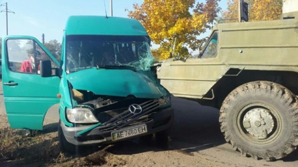 Под Днепропетровском БТР врезался в маршрутку