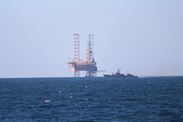 Российские боевые корабли встали на пути украинских пограничных судов