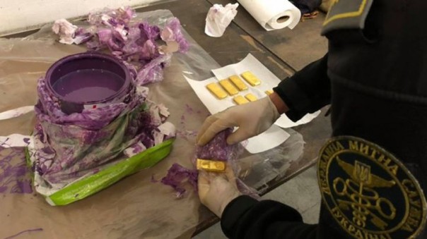 Золото Полуботка?! Во Львове в банках с краской из Англии обнаружили восемь слитков золота