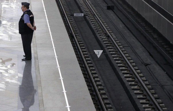 Московское метро будет требовать компенсацию с намеренно прыгающих под поезд пассажиров