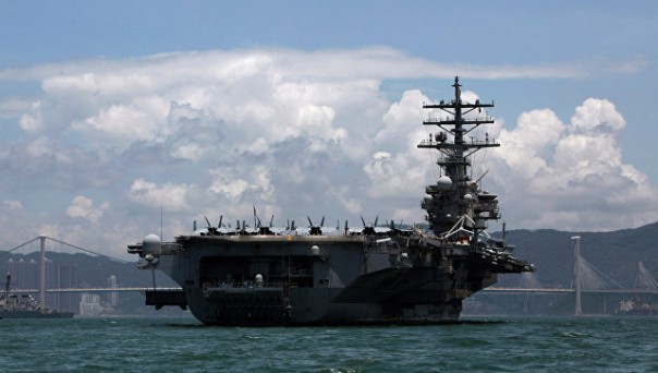 Вертолет ВМС США упал на палубу авианосца в Филиппинском море