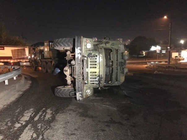 В Киеве устал военный грузовик и прилёг отдохнуть | На Волыни задержали выдающую себя за Нацгвардию банду