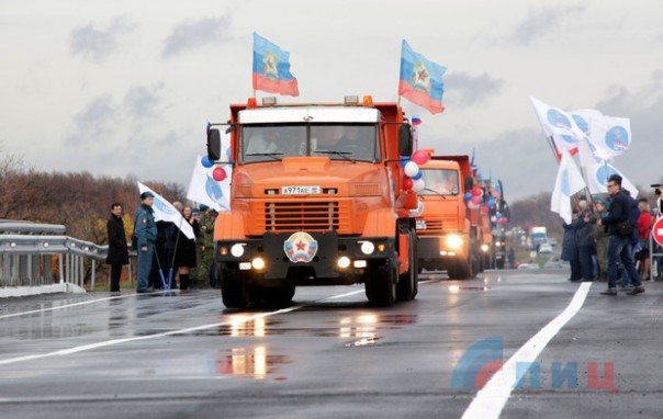 Пасечник за рулем КрАЗа открыл восстановленный Чернухинский путепровод, соединяющий ЛНР и ДНР