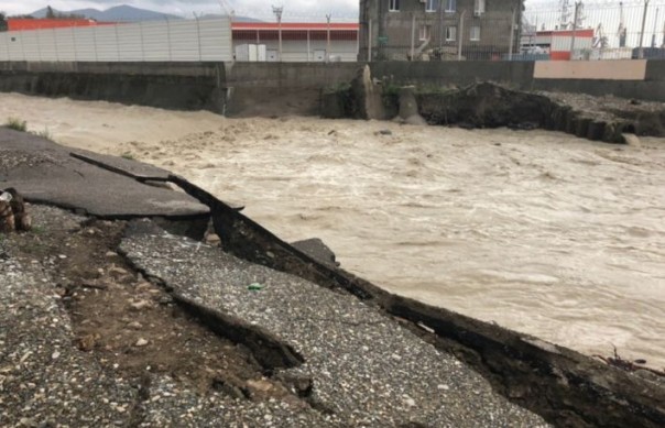 Полицейский спас 13 детей из подтопленного детсада в Туапсе