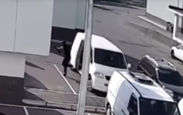 В лучших традициях 90-х. В Киеве налетчики отобрали у мужчины сумку с деньгами | Ограбления века киевского кредитного учреждения