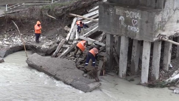 В Сочи вновь пошли поезда. Дорожники полностью восстановили автомобильное сообщение