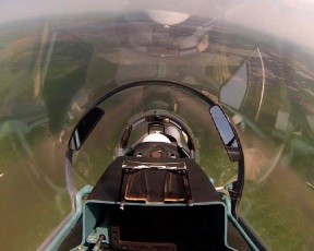 Летчики ЮВО уничтожили «противника» в Крыму: зрелищные кадры от первого лица